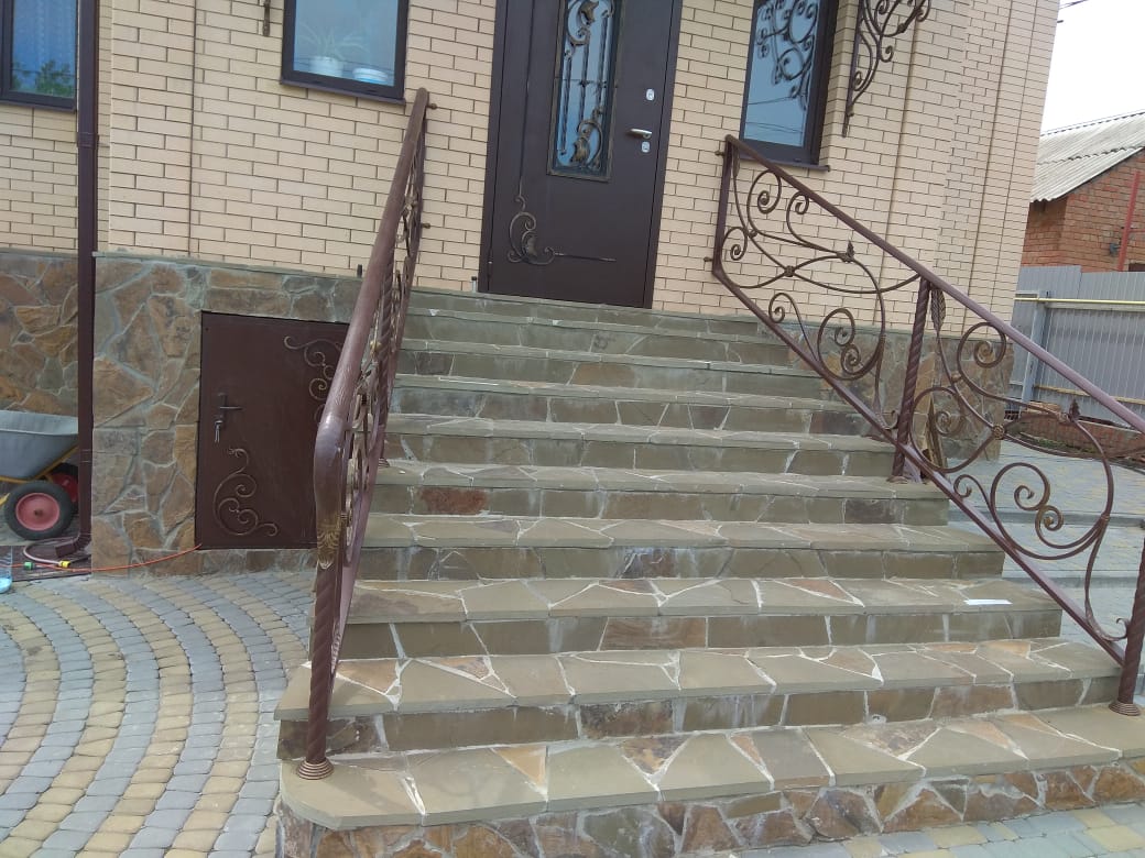 Парадная лестница облицованная серой пластушкой(серо-зелёный песчаник  от 3 см) фото hod_20.jpg